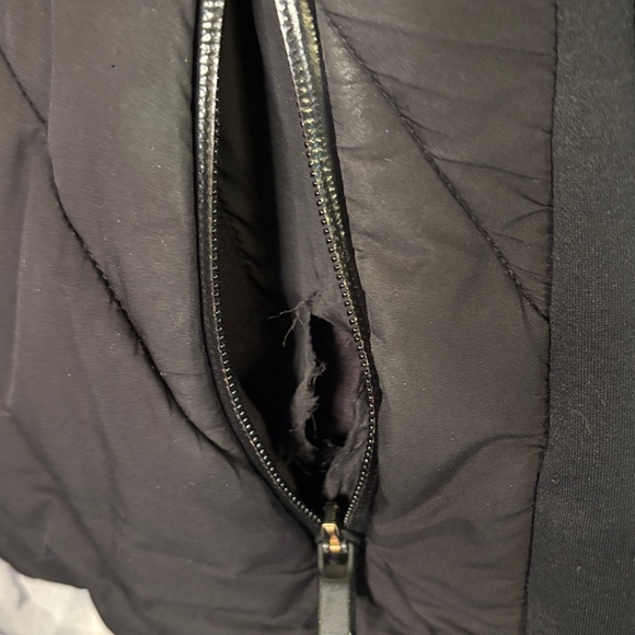 Athleta Black Quilted Running Jacket Size Medium Stowaway Hood - Picture 11 of 11